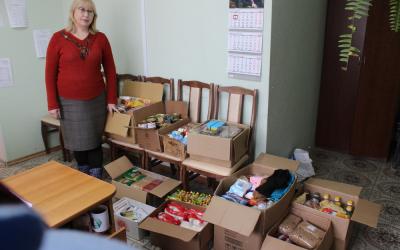 В течении месяца сотрудники и неравнодушные получатели социальных услуг приносили в Учреждение гуманитарную помощь для участников СВО на Украине