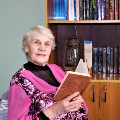Женщина с книгой