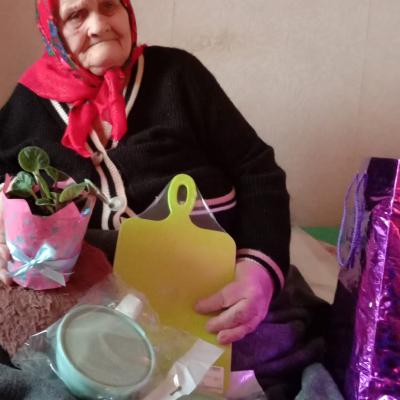 Сотрудники Вяземского комплексного центра социального обслуживания населения навестили именинницу.