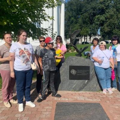 Клуб «Активное долголетие. Вязьма». Прогулка «Мы знаем наших героев»