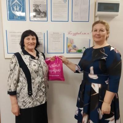 Сотрудники СОГБУ «Вяземский КЦСОН» села Темкино поздравили юбиляра из «Клуба золотого возраста».