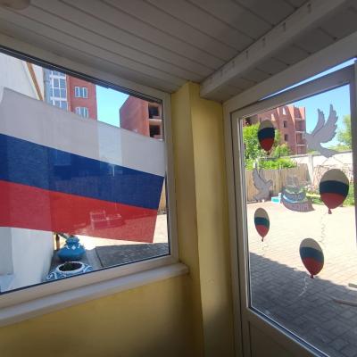 Оформили и украсили окно ко Дню России
